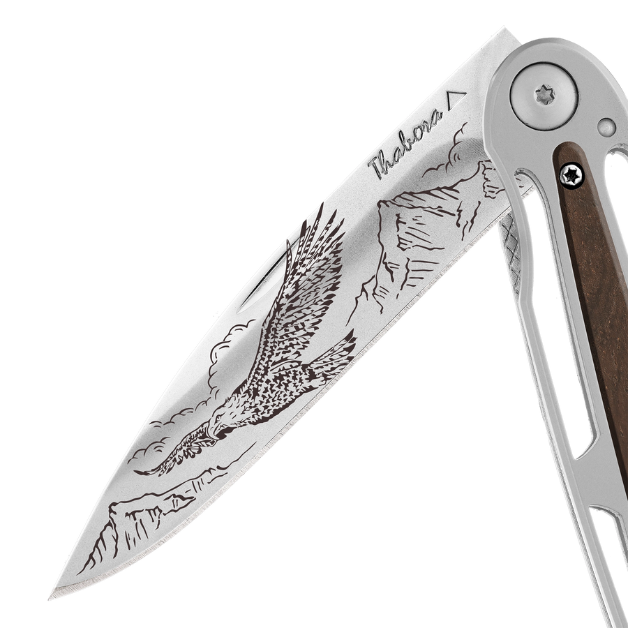 Couteau acier finition brillante plaquette centrale bois foncé motif «aigle»