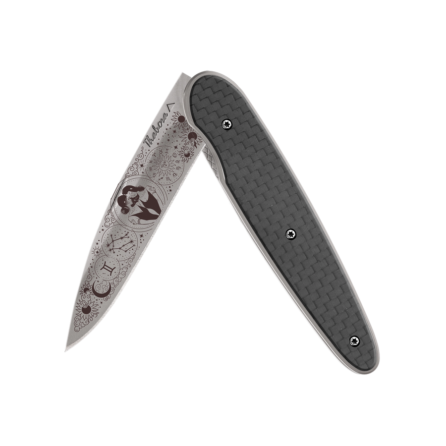 Couteau acier finition titane gris plaquette pleine carbone motif «zodiaque gémeaux»