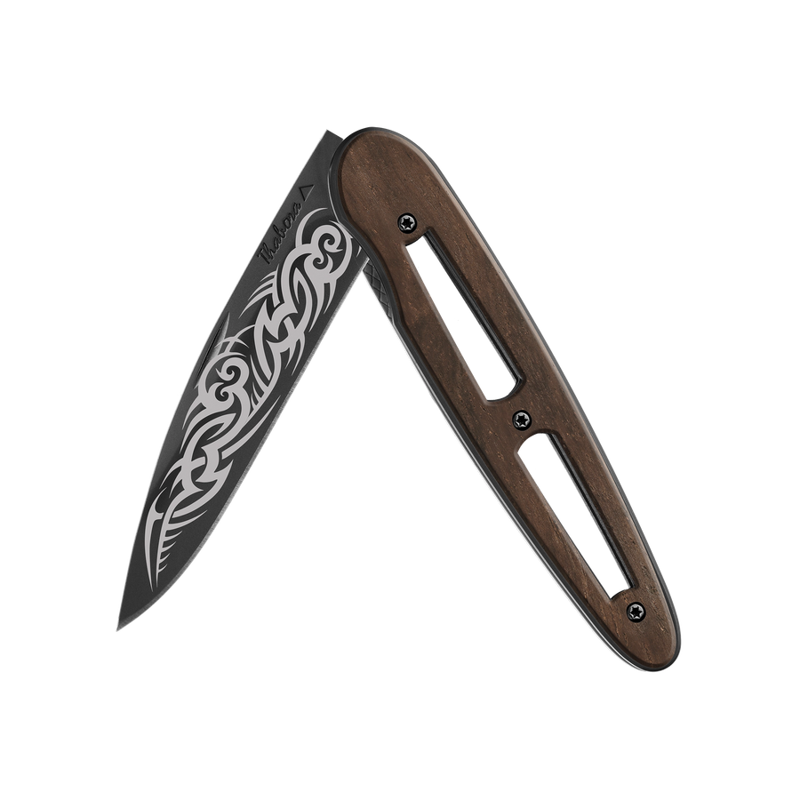 Couteau acier finition titane noir plaquette ajourée bois foncé motif «tribal gothique»