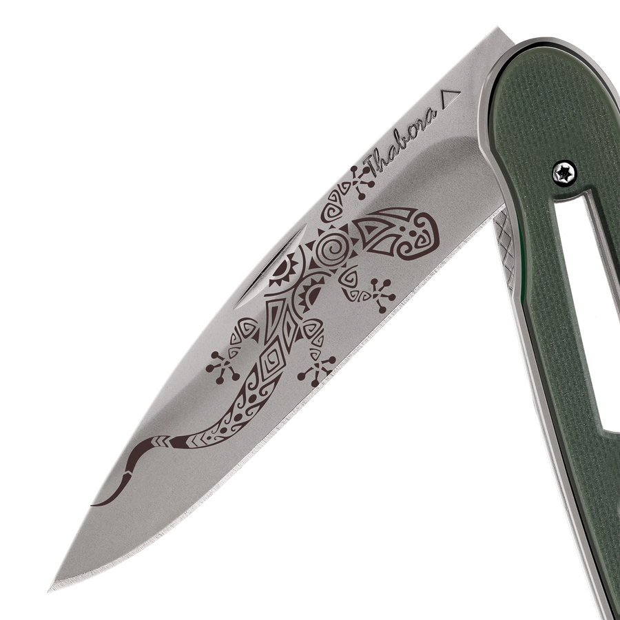 Couteau acier finition titane gris plaquette ajourée résine g10 kaki motif «salamandre tribale»