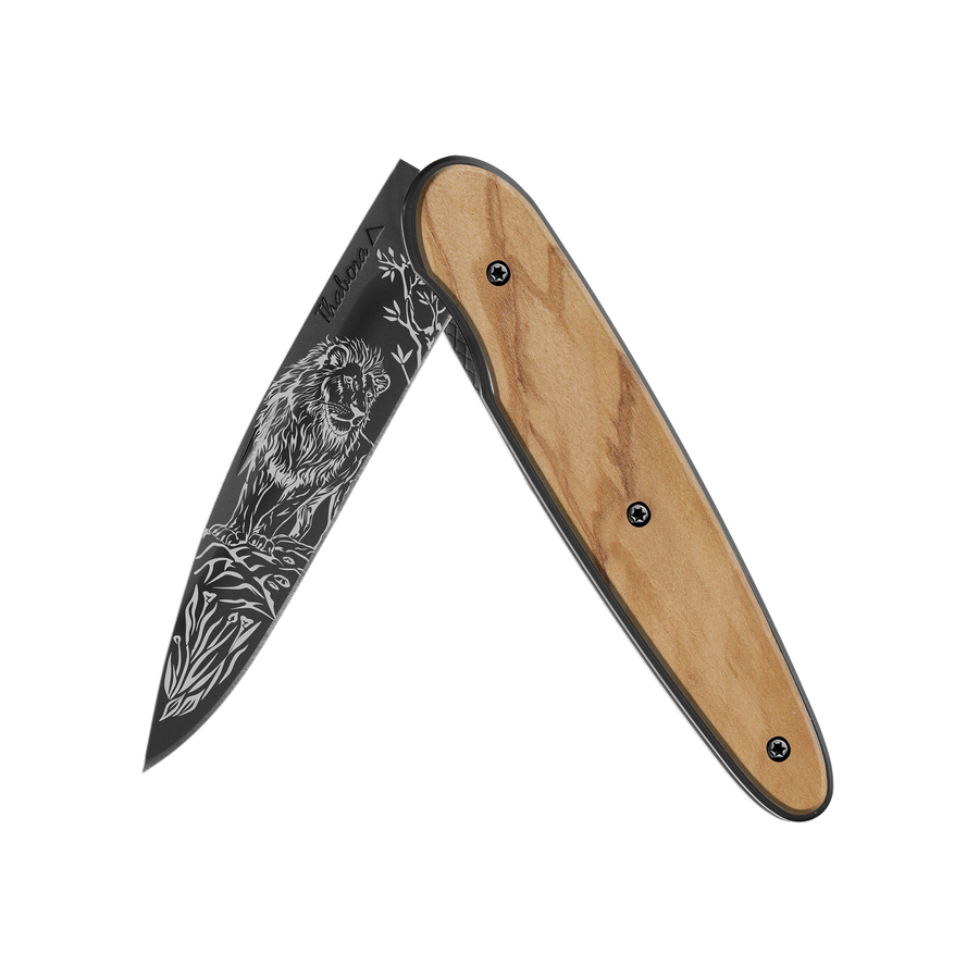 Couteau acier finition titane noir plaquette pleine bois clair motif «lion»