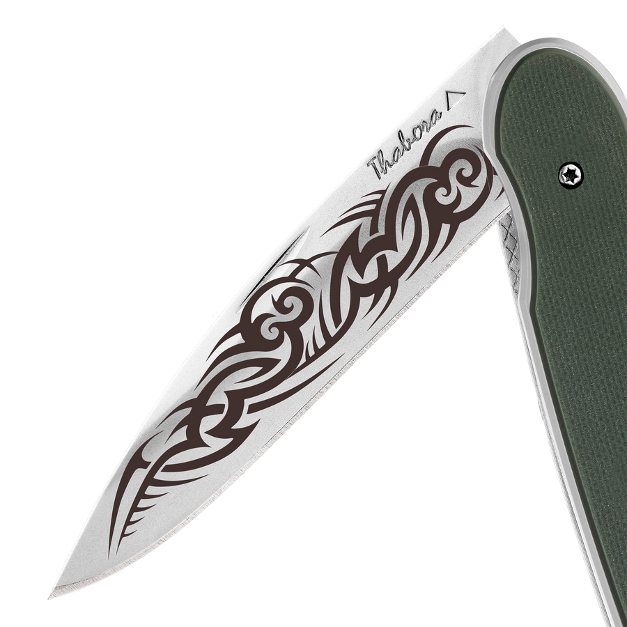 Couteau acier finition brillante plaquette pleine résine g10 kaki motif «tribal gothique»