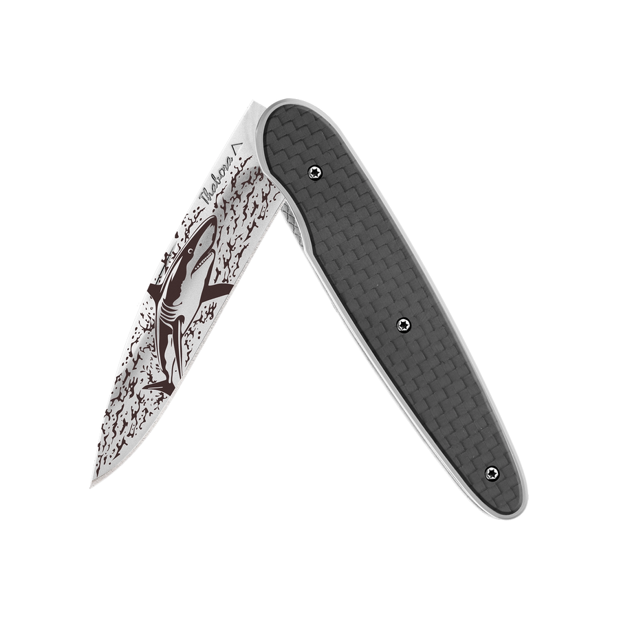 Couteau acier finition brillante plaquette pleine carbone motif «requin»
