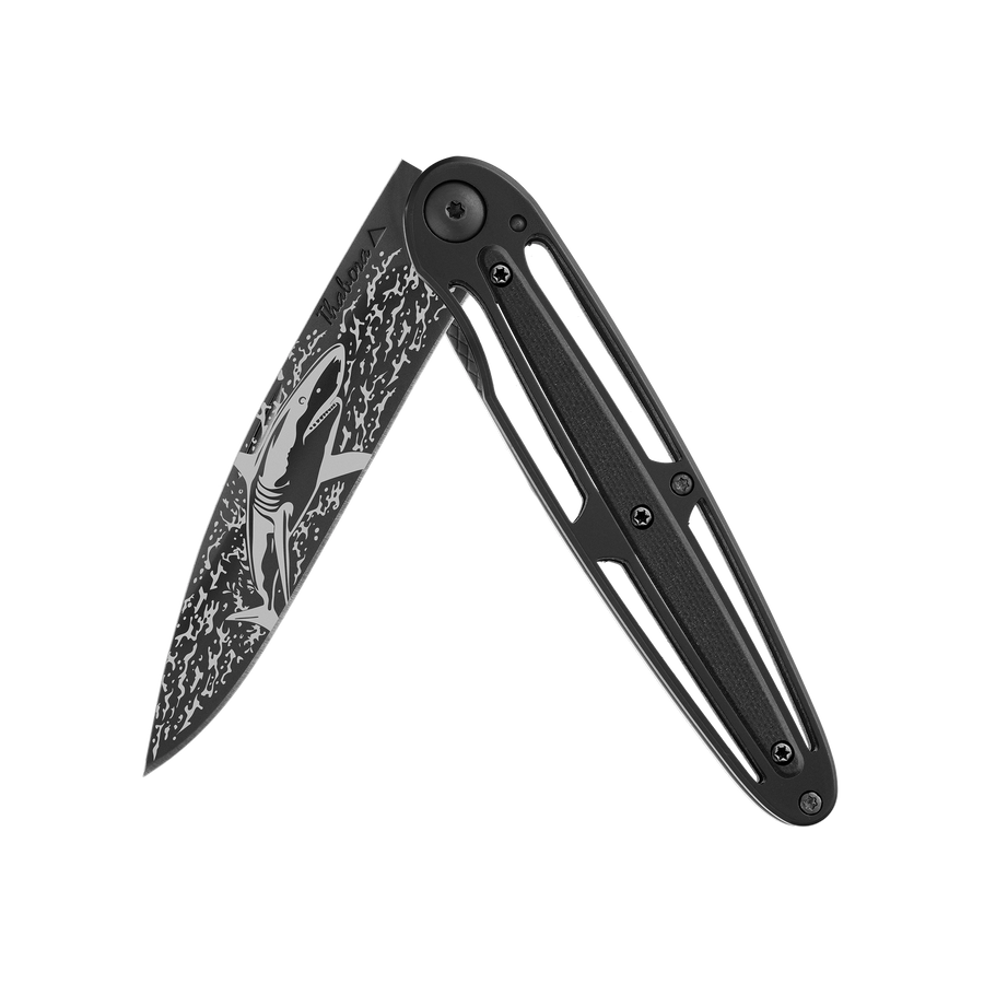 Couteau acier finition titane noir plaquette centrale résine g10 noir motif «requin»