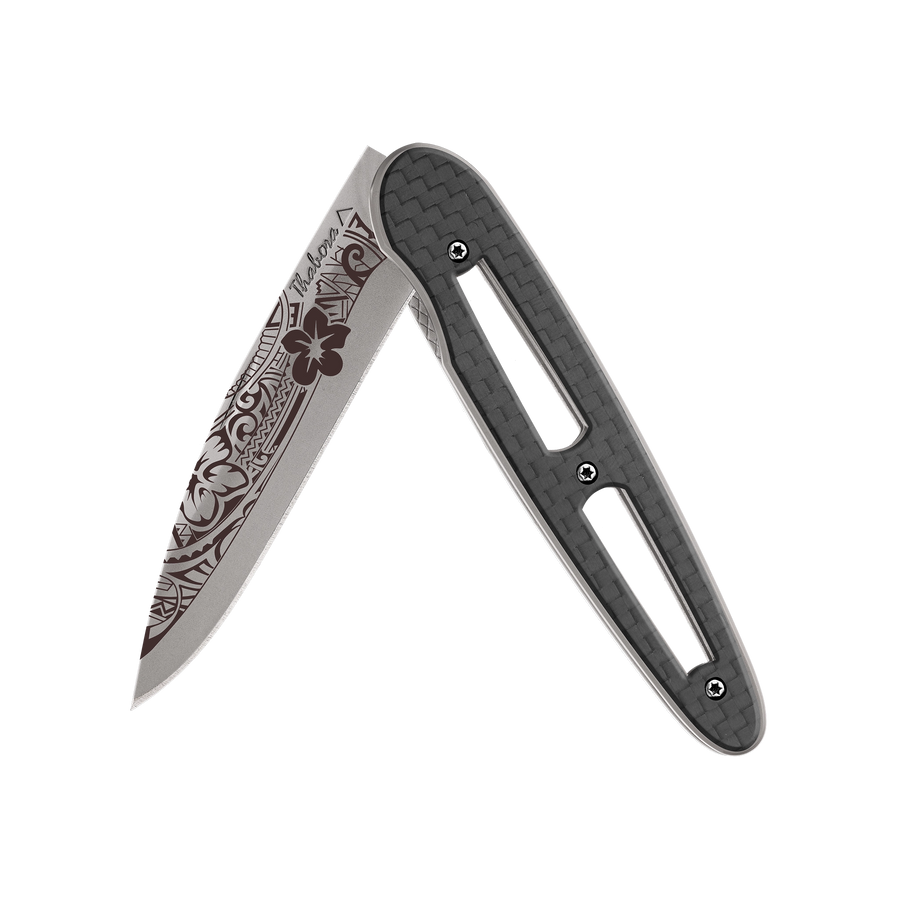 Couteau acier finition titane gris plaquette ajourée carbone motif «polynésien»