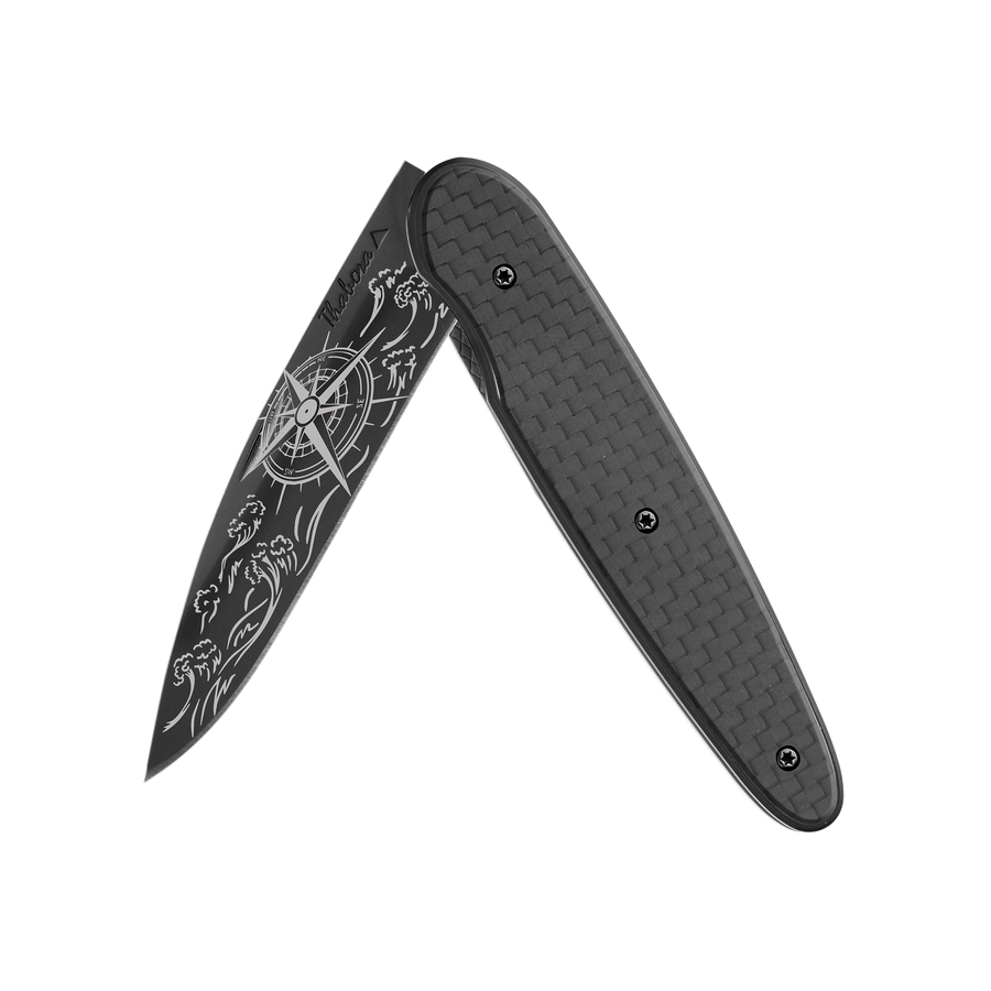 Couteau acier finition titane noir plaquette pleine carbone motif «navigation»
