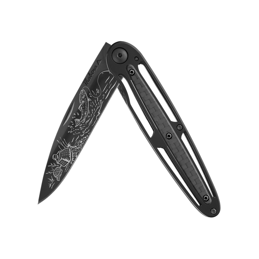 Couteau acier finition titane noir plaquette centrale carbone motif «pêche rivière»