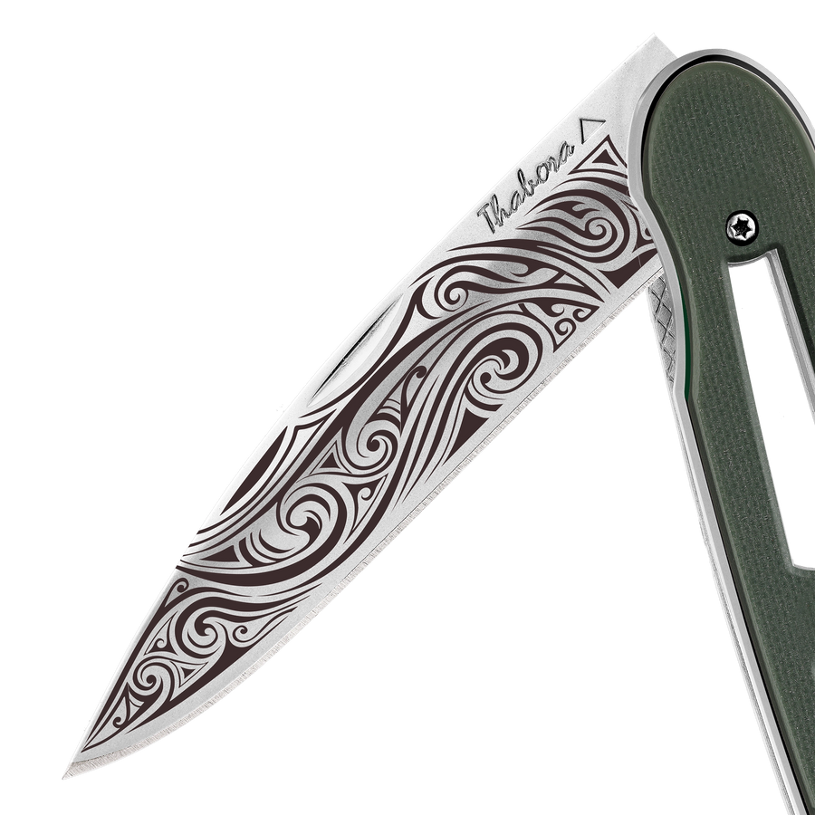 Couteau acier finition brillante plaquette ajourée résine g10 kaki motif «volutes»