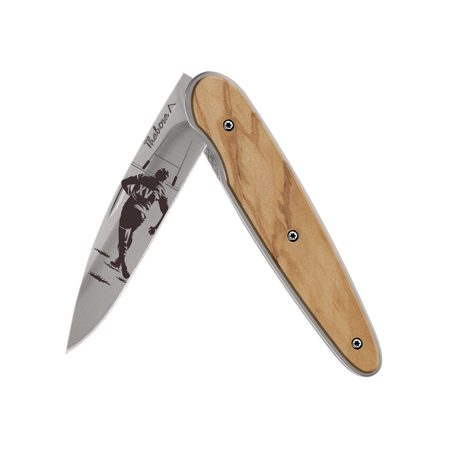 Couteau acier finition titane gris plaquette pleine bois clair motif «rugby»