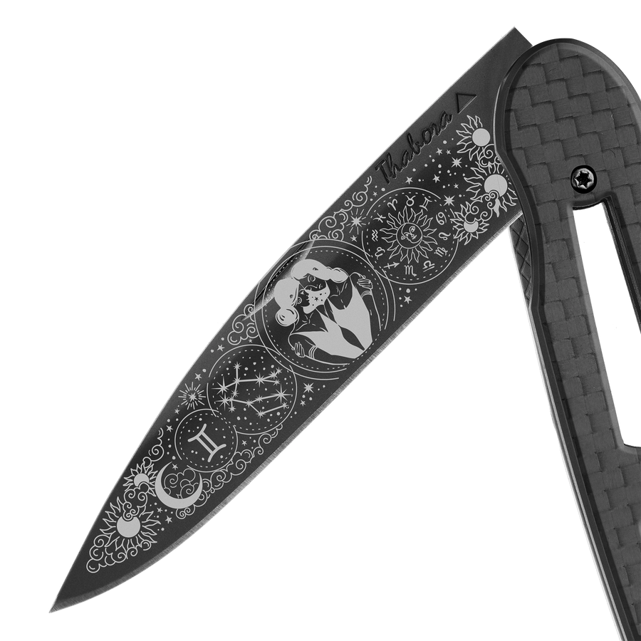 Couteau acier finition titane noir plaquette ajourée carbone motif «zodiaque gémeaux»