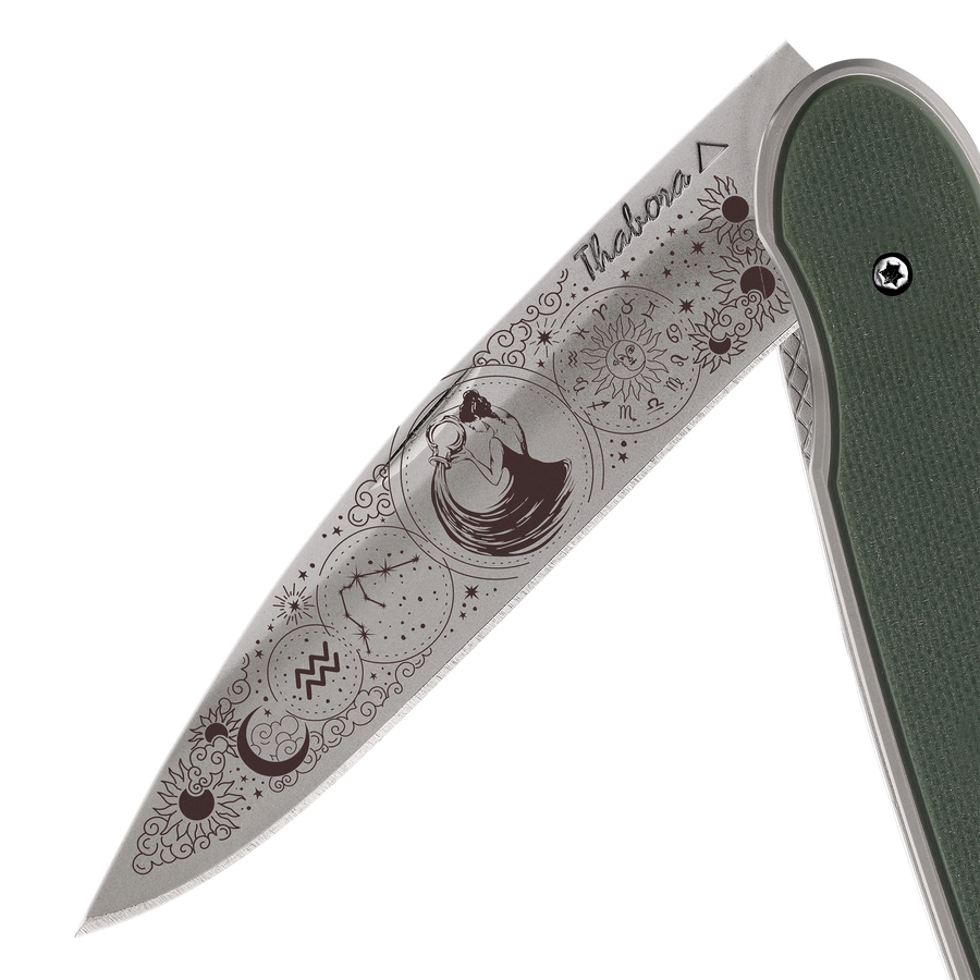 Couteau acier finition titane gris plaquette pleine résine g10 kaki motif «zodiaque verseau»