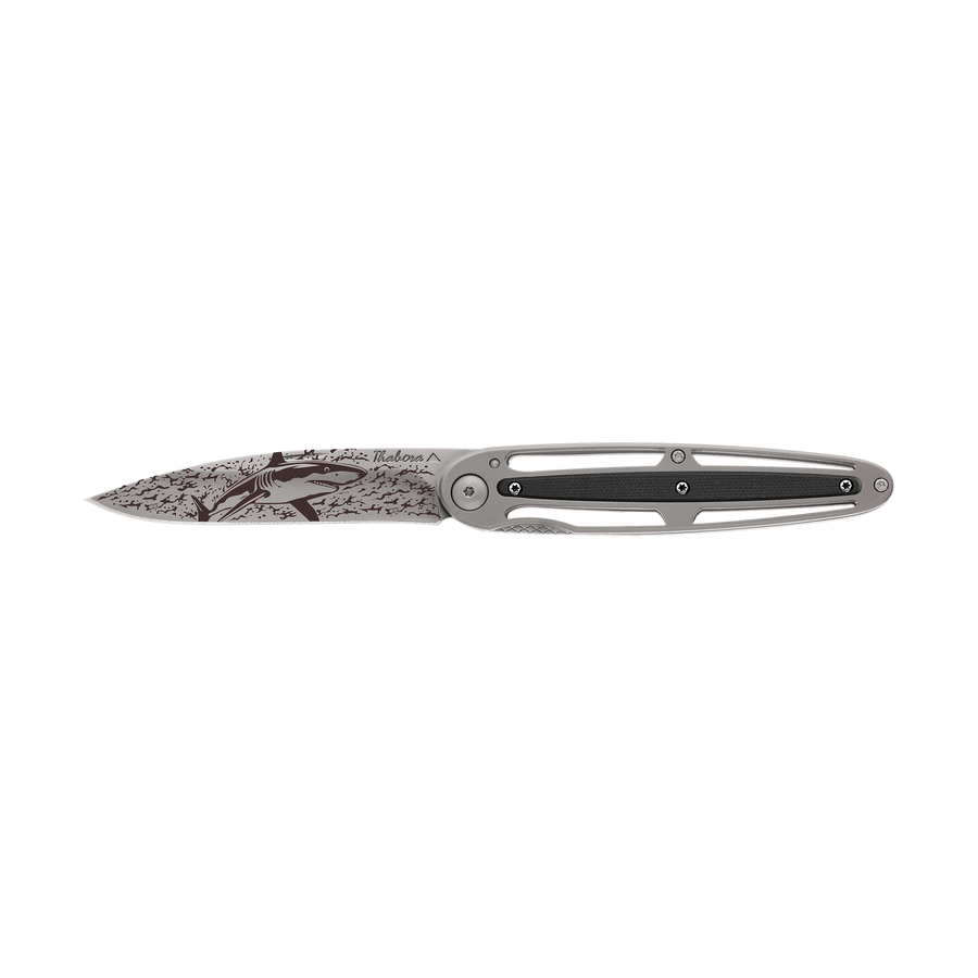 Couteau acier finition titane gris plaquette centrale résine g10 noir motif «requin»