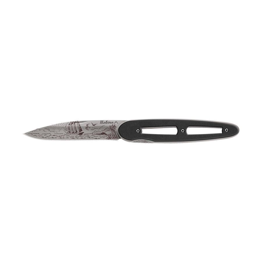 Couteau acier finition titane gris plaquette ajourée résine g10 noir motif «voilier»