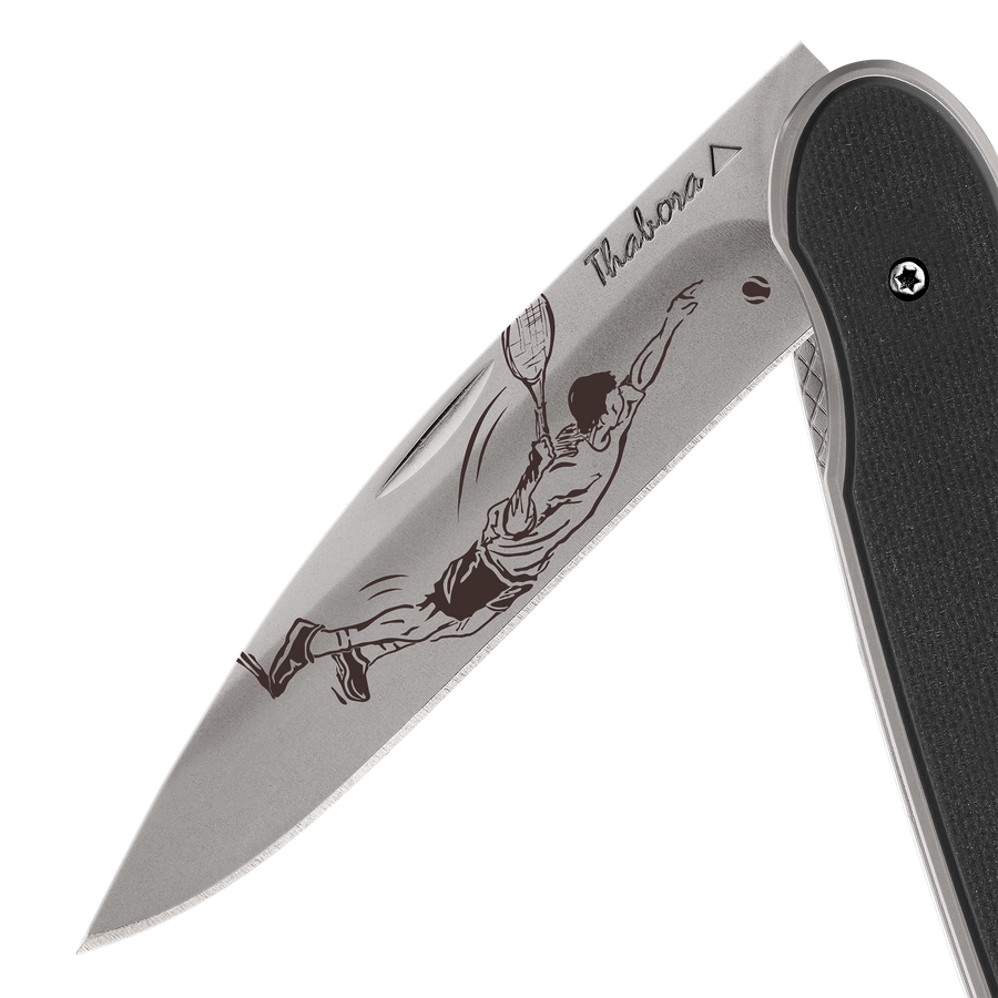 Couteau acier finition titane gris plaquette pleine résine g10 noir motif «tennisman»