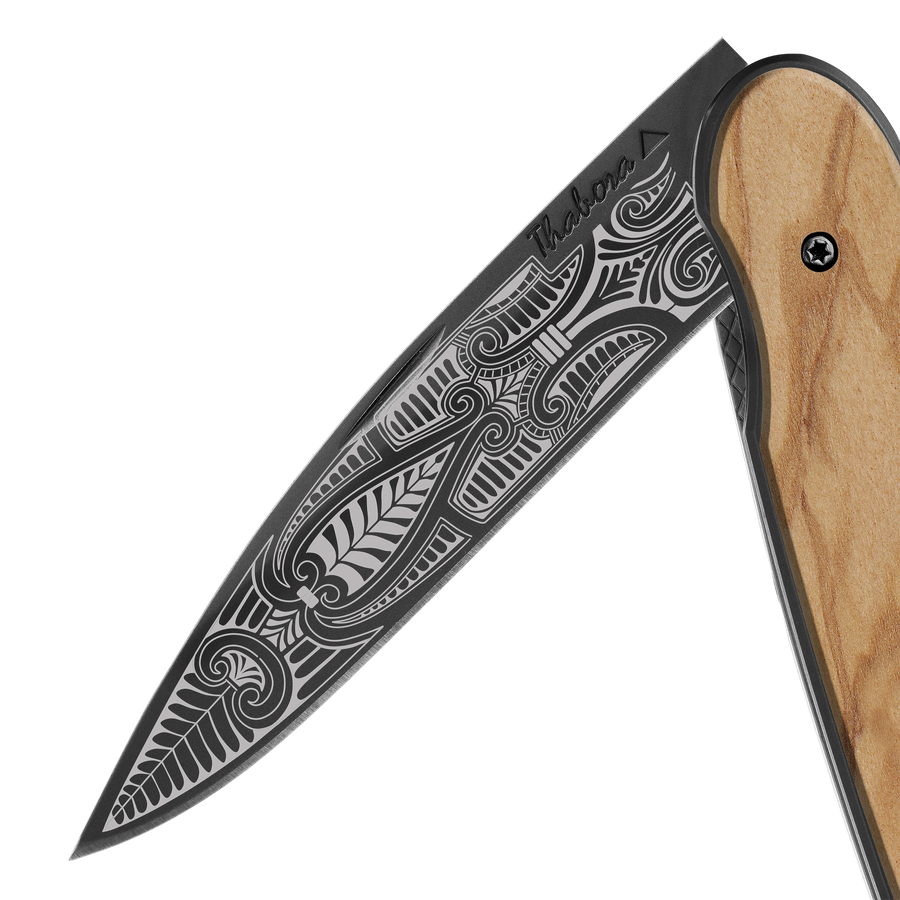 Couteau acier finition titane noir plaquette pleine bois clair motif «cachemire»