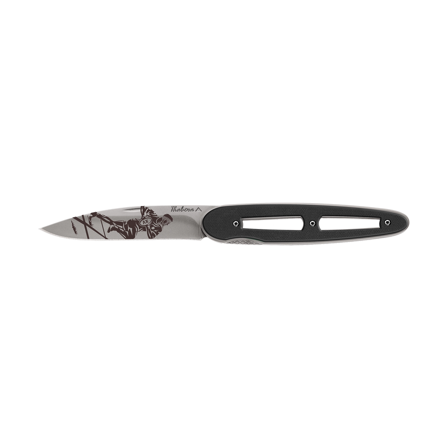 Couteau acier finition titane gris plaquette ajourée résine g10 noir motif «rugbyman»