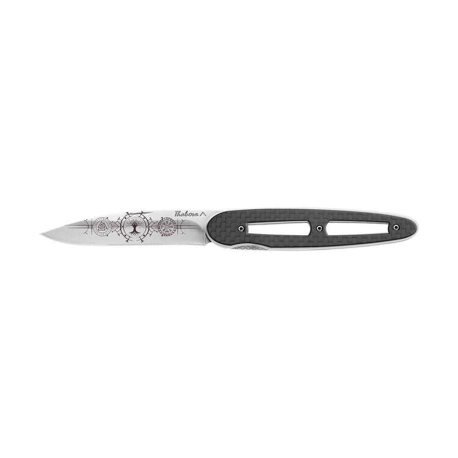 Couteau acier finition brillante plaquette ajourée carbone motif «runes viking»
