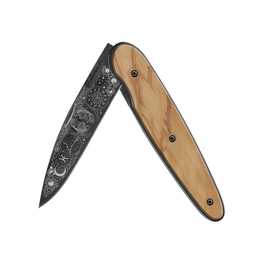 Couteau acier finition titane noir plaquette pleine bois clair motif «zodiaque poissons»