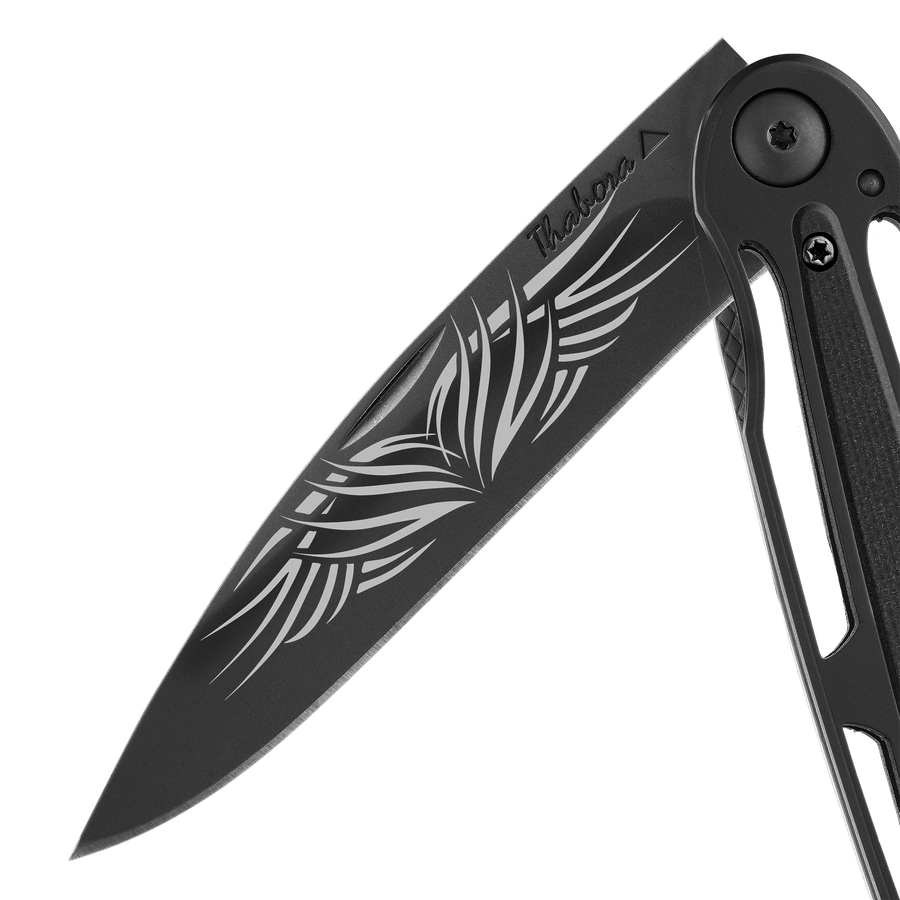 Couteau acier finition titane noir plaquette centrale résine g10 noir motif «tribal»