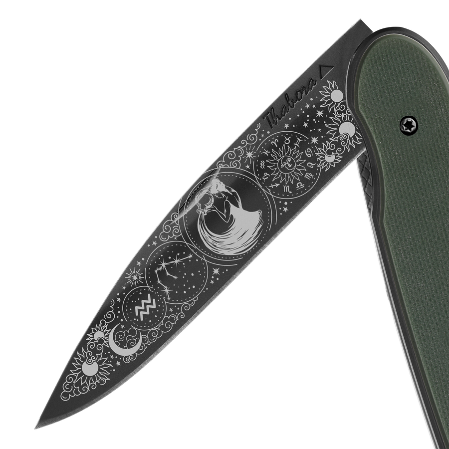 Couteau acier finition titane noir plaquette pleine résine g10 kaki motif «zodiaque verseau»