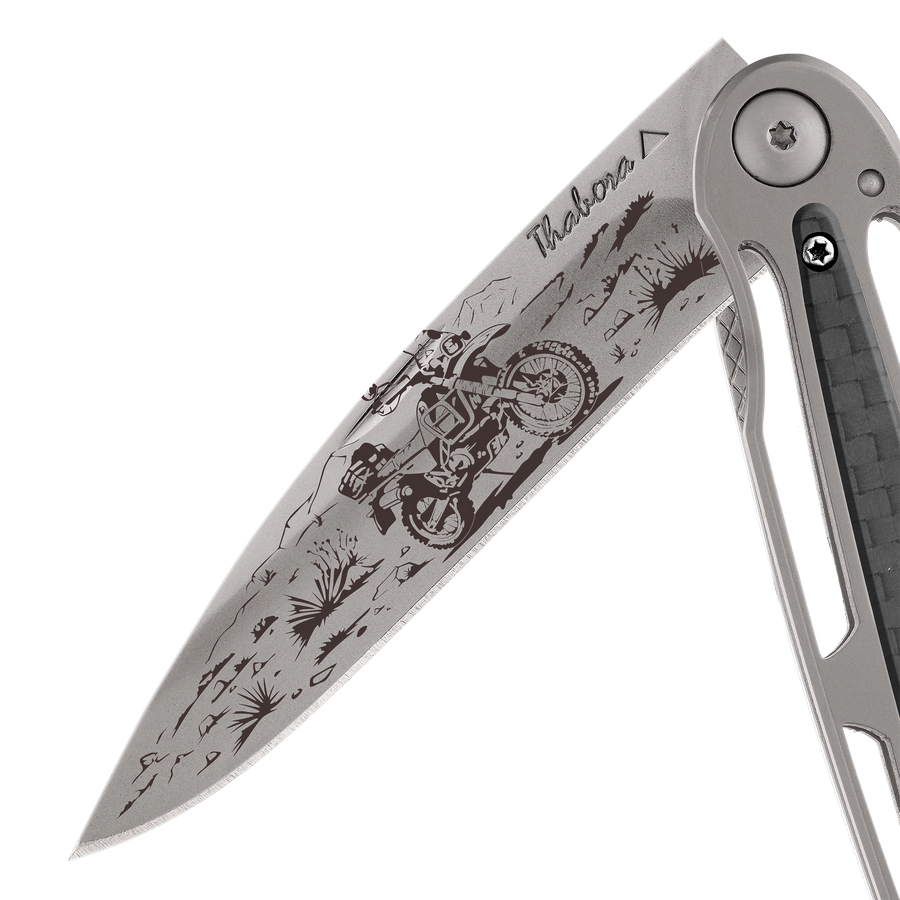 Couteau acier finition titane gris plaquette centrale carbone motif «trail»