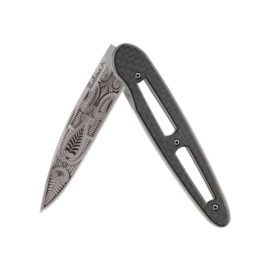 Couteau acier finition titane gris plaquette ajourée carbone motif «cachemire»