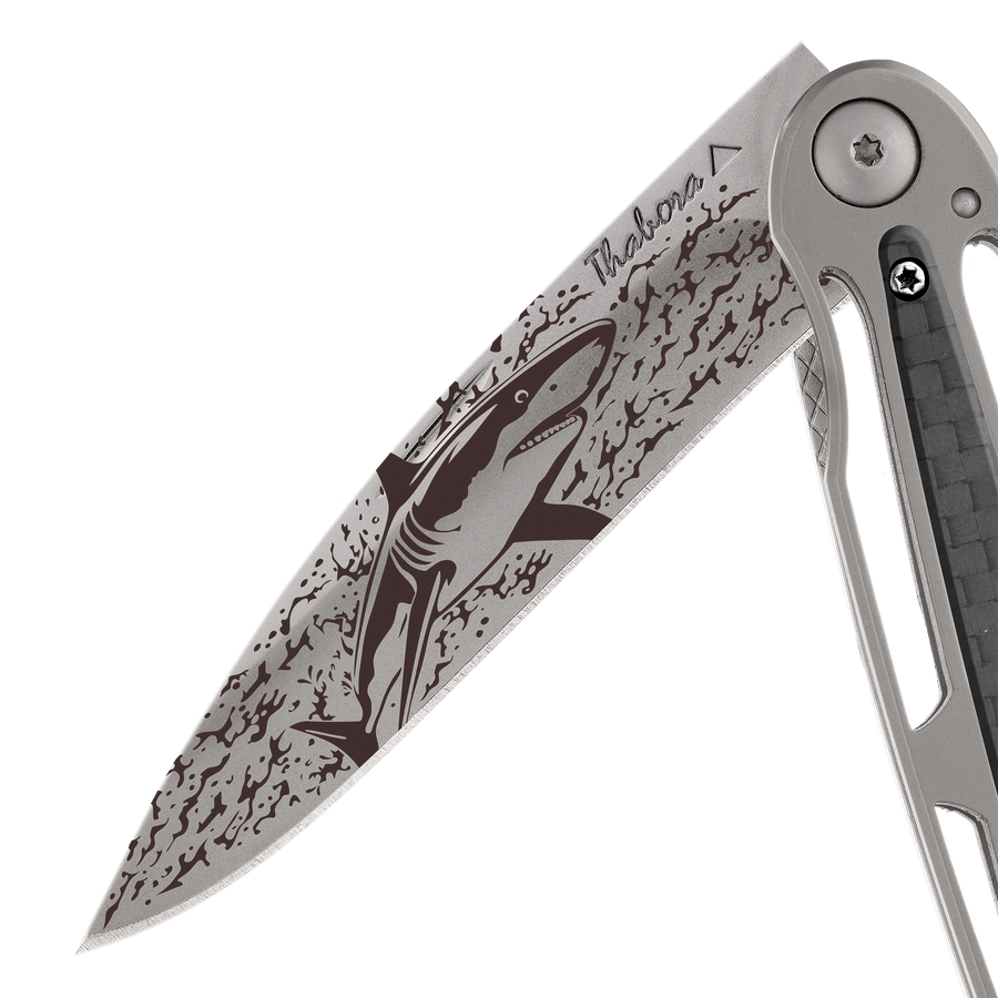 Couteau acier finition titane gris plaquette centrale carbone motif «requin»