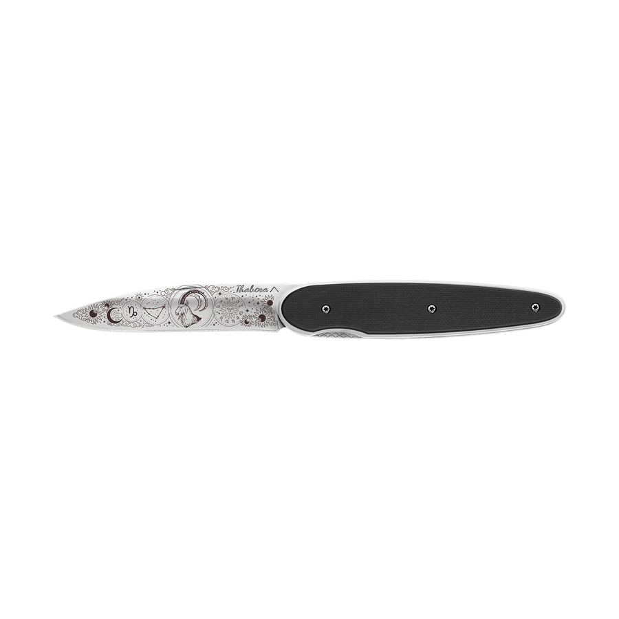 Couteau acier finition brillante plaquette pleine résine g10 noir motif «zodiaque capricorne»