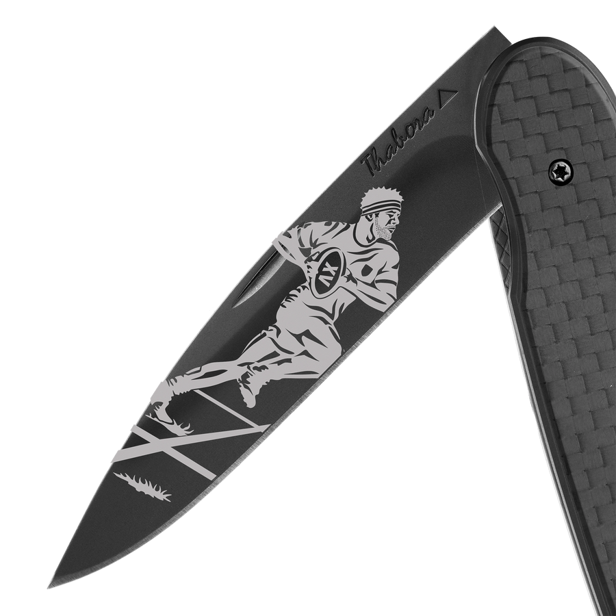 Couteau acier finition titane noir plaquette pleine carbone motif «rugbyman»