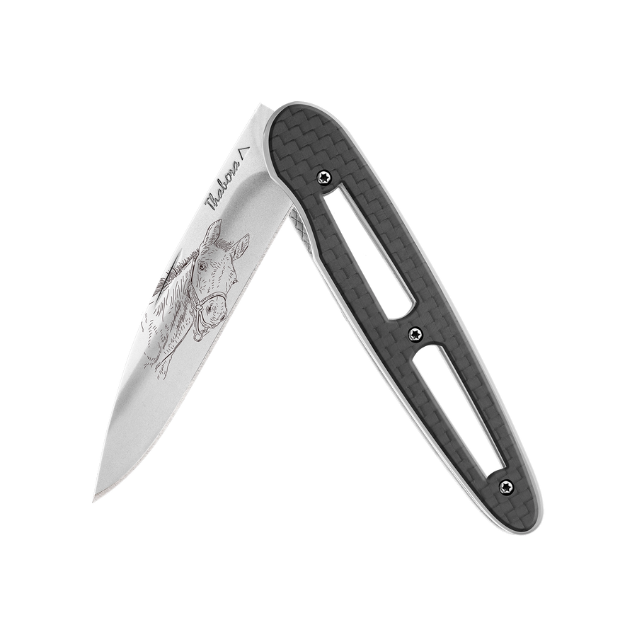 Couteau acier finition brillante plaquette ajourée carbone motif «poulain»