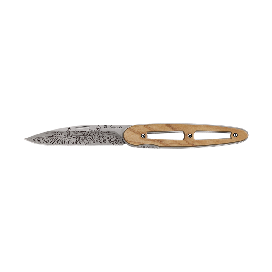 Couteau acier finition titane gris plaquette ajourée bois clair motif «chevreuil»