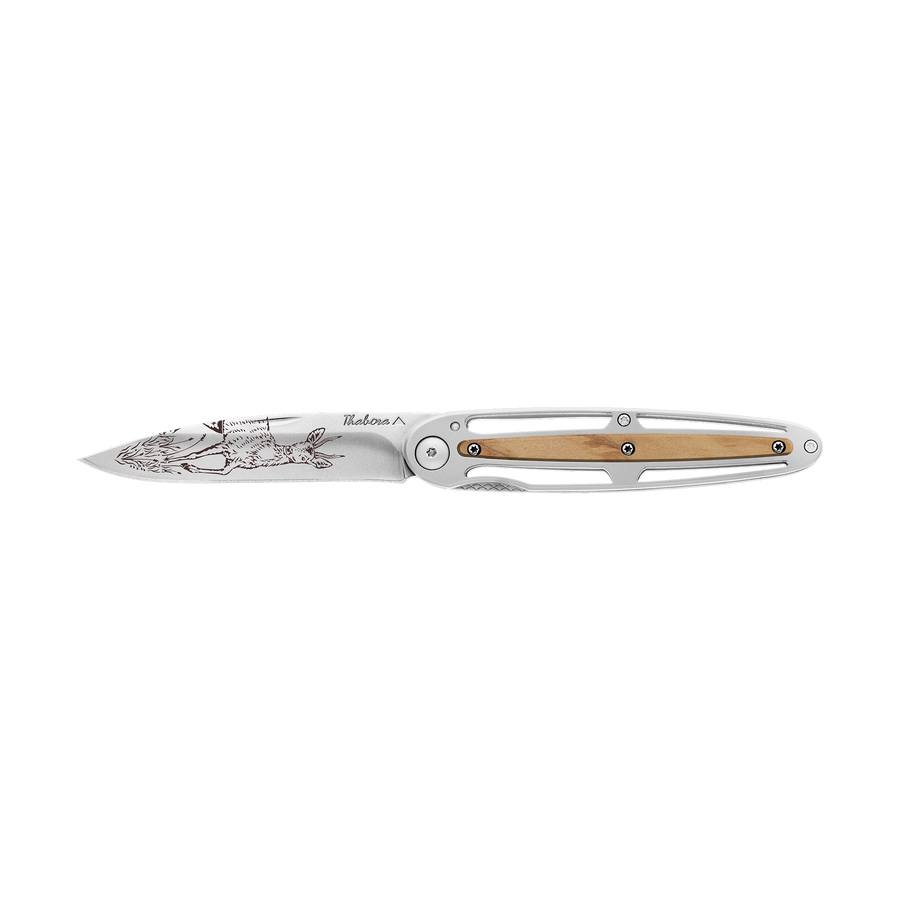 Couteau acier finition brillante plaquette centrale bois clair motif «chevreuil brocard»