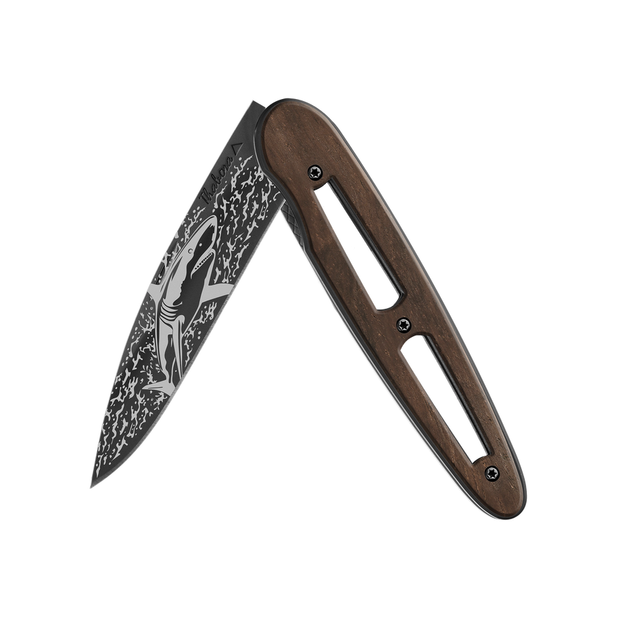Couteau acier finition titane noir plaquette ajourée bois foncé motif «requin»