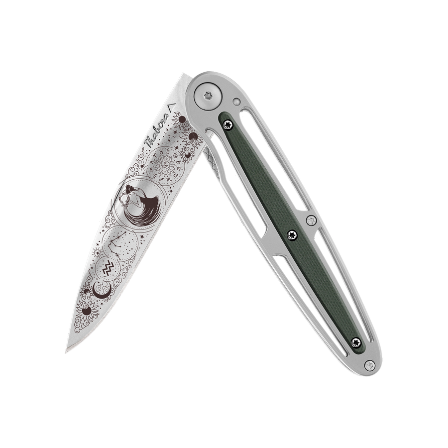 Couteau acier finition brillante plaquette centrale résine g10 kaki motif «zodiaque verseau»