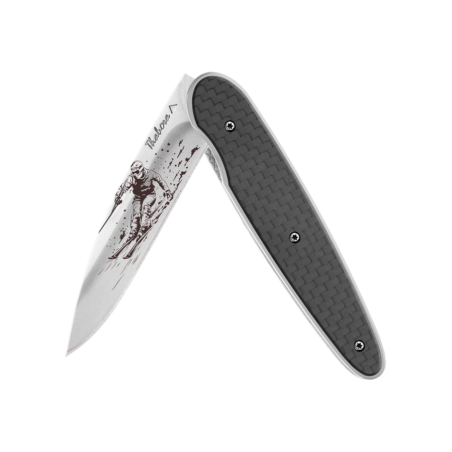 Couteau acier finition brillante plaquette pleine carbone motif «skieur»