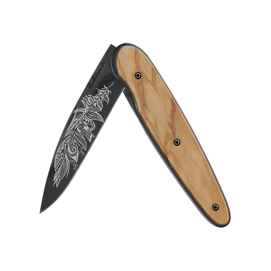 Couteau acier finition titane noir plaquette pleine bois clair motif «plume polynesienne»