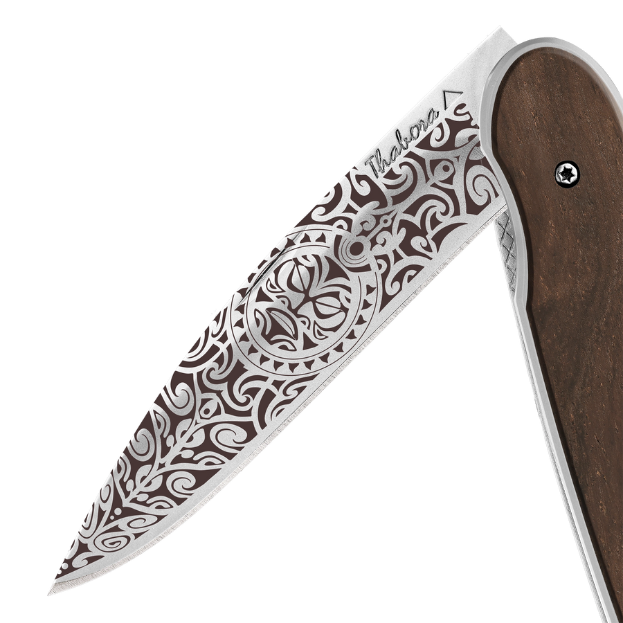 Couteau acier finition brillante plaquette pleine bois foncé motif «tiki»