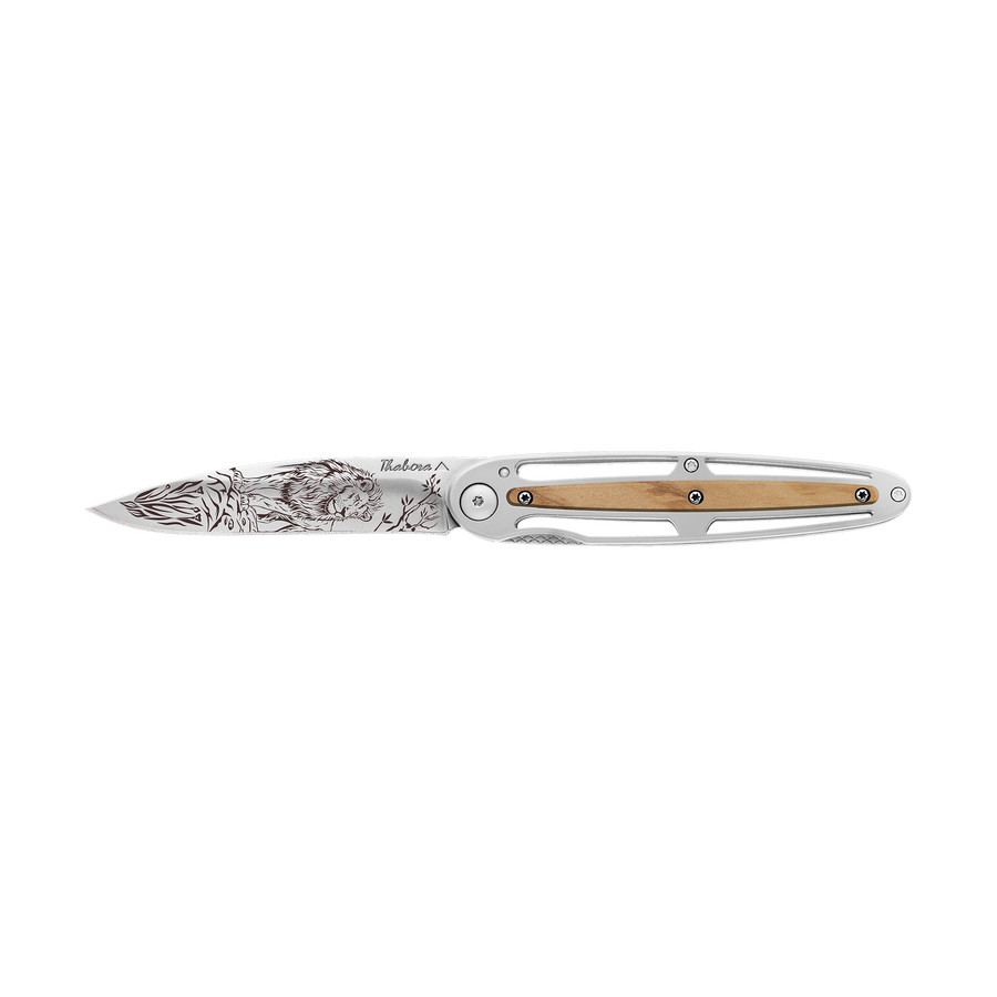 Couteau acier finition brillante plaquette centrale bois clair motif «lion»