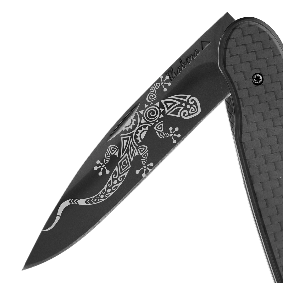 Couteau acier finition titane noir plaquette pleine carbone motif «salamandre tribale»