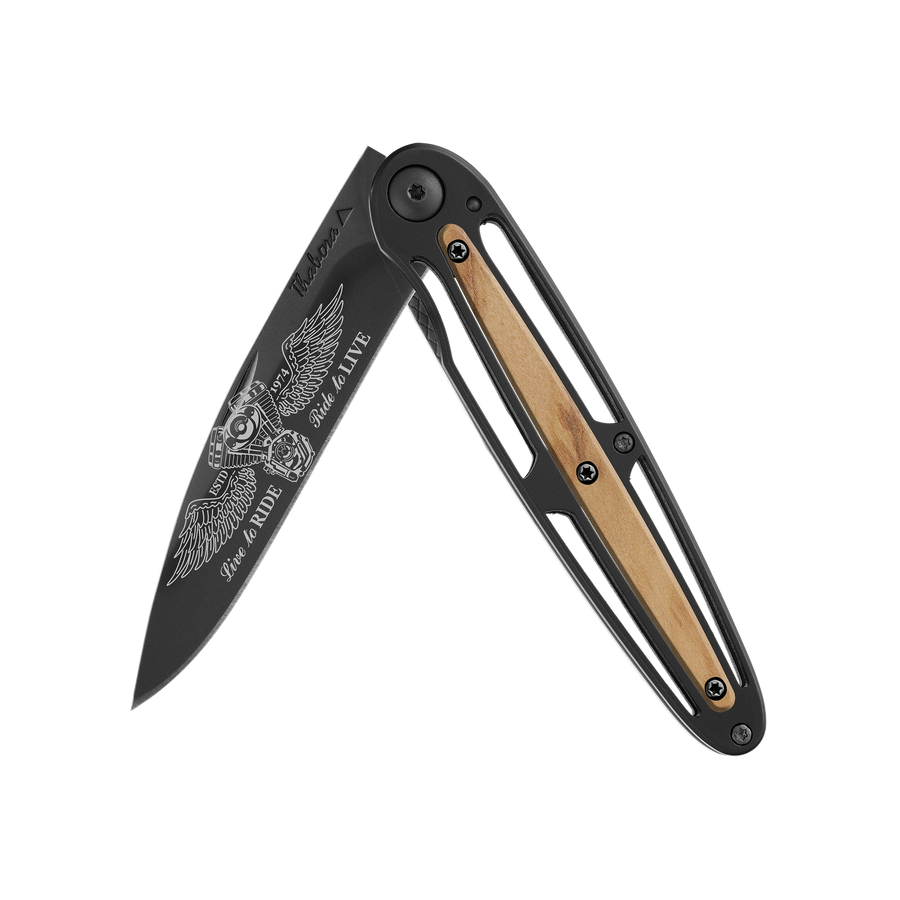 Couteau acier finition titane noir plaquette centrale bois clair motif «biker ailes»