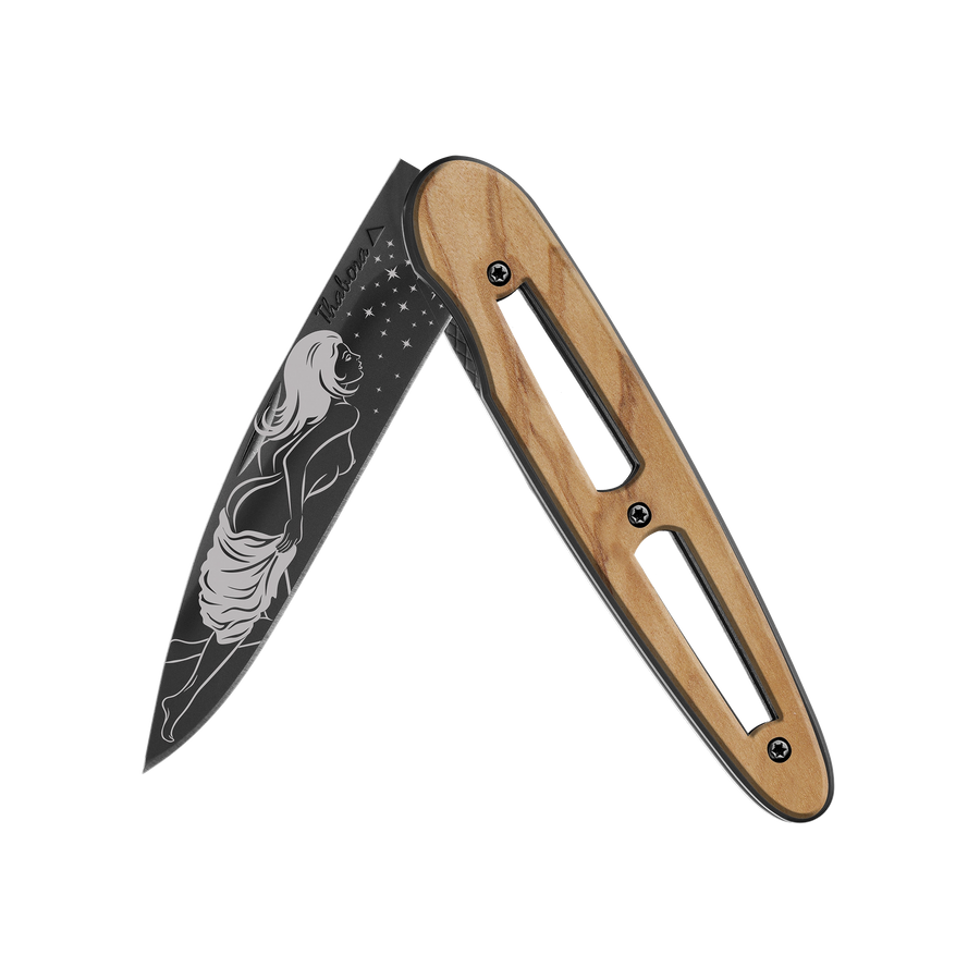 Couteau acier finition titane noir plaquette ajourée bois clair motif «femme dénudée»