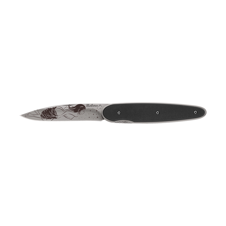 Couteau acier finition titane gris plaquette pleine résine g10 noir motif «femme dénudée»