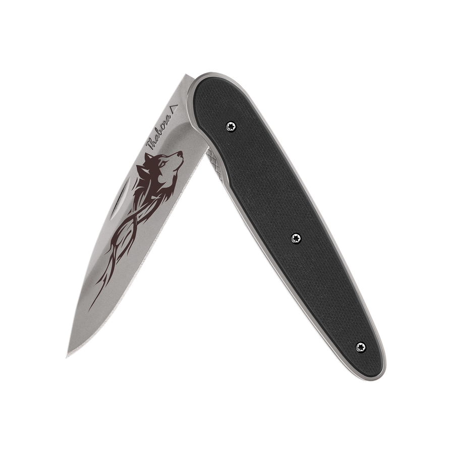 Couteau acier finition titane gris plaquette pleine résine g10 noir motif «loup tribal»