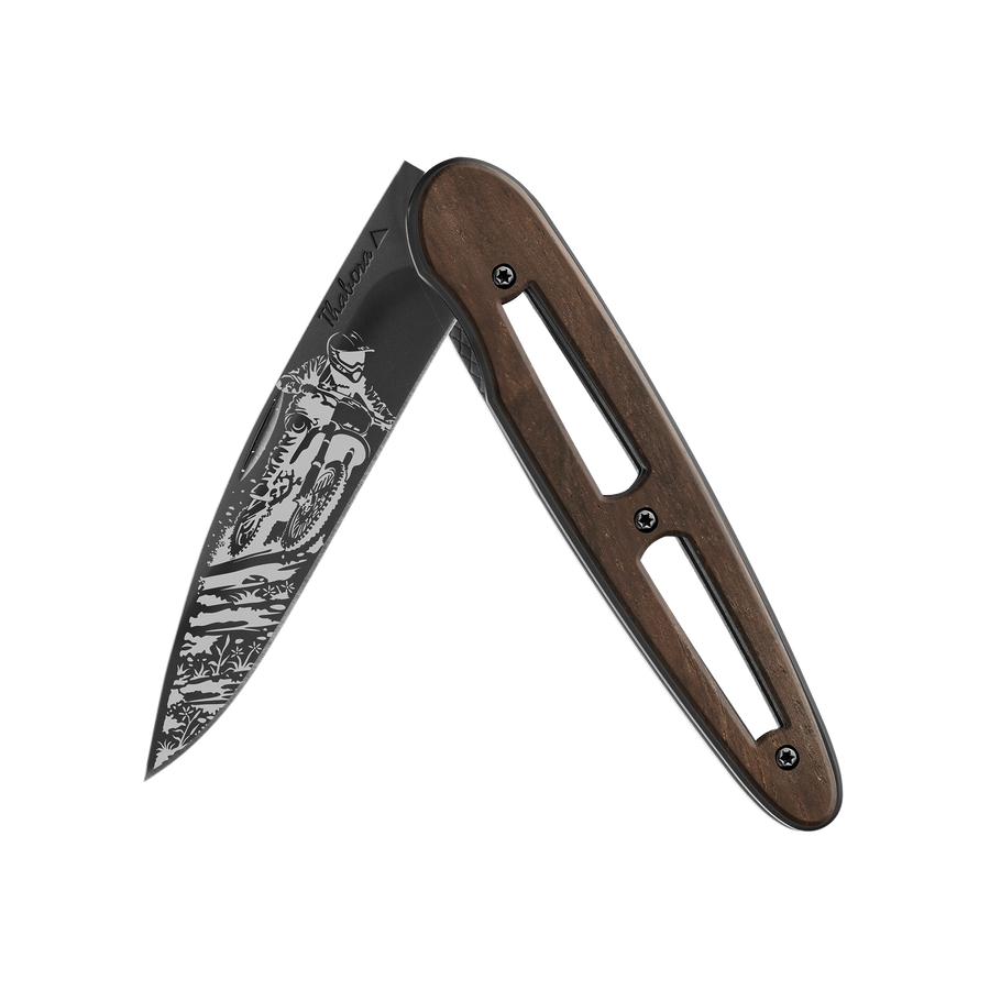 Couteau acier finition titane noir plaquette ajourée bois foncé motif «motocross»