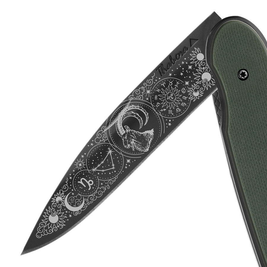 Couteau acier finition titane noir plaquette pleine résine g10 kaki motif «zodiaque capricorne»