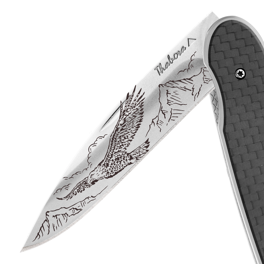 Couteau acier finition brillante plaquette pleine carbone motif «aigle»