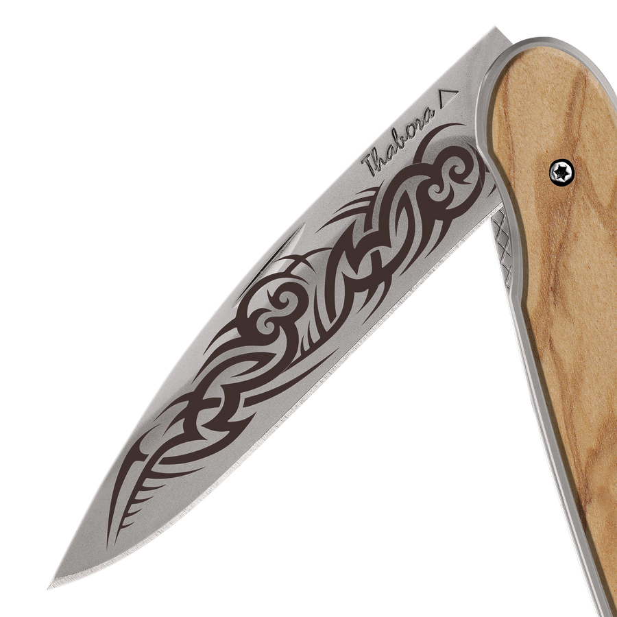 Couteau acier finition titane gris plaquette pleine bois clair motif «tribal gothique»