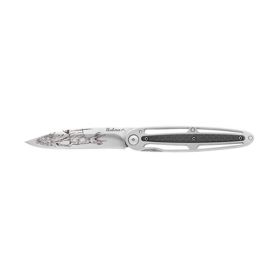 Couteau acier finition brillante plaquette centrale carbone motif «chevreuil brocard»