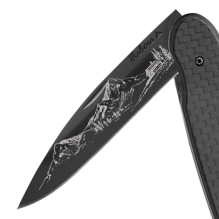 Couteau acier finition titane noir plaquette pleine carbone motif «montagne»