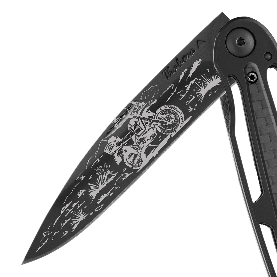 Couteau acier finition titane noir plaquette centrale carbone motif «trail»